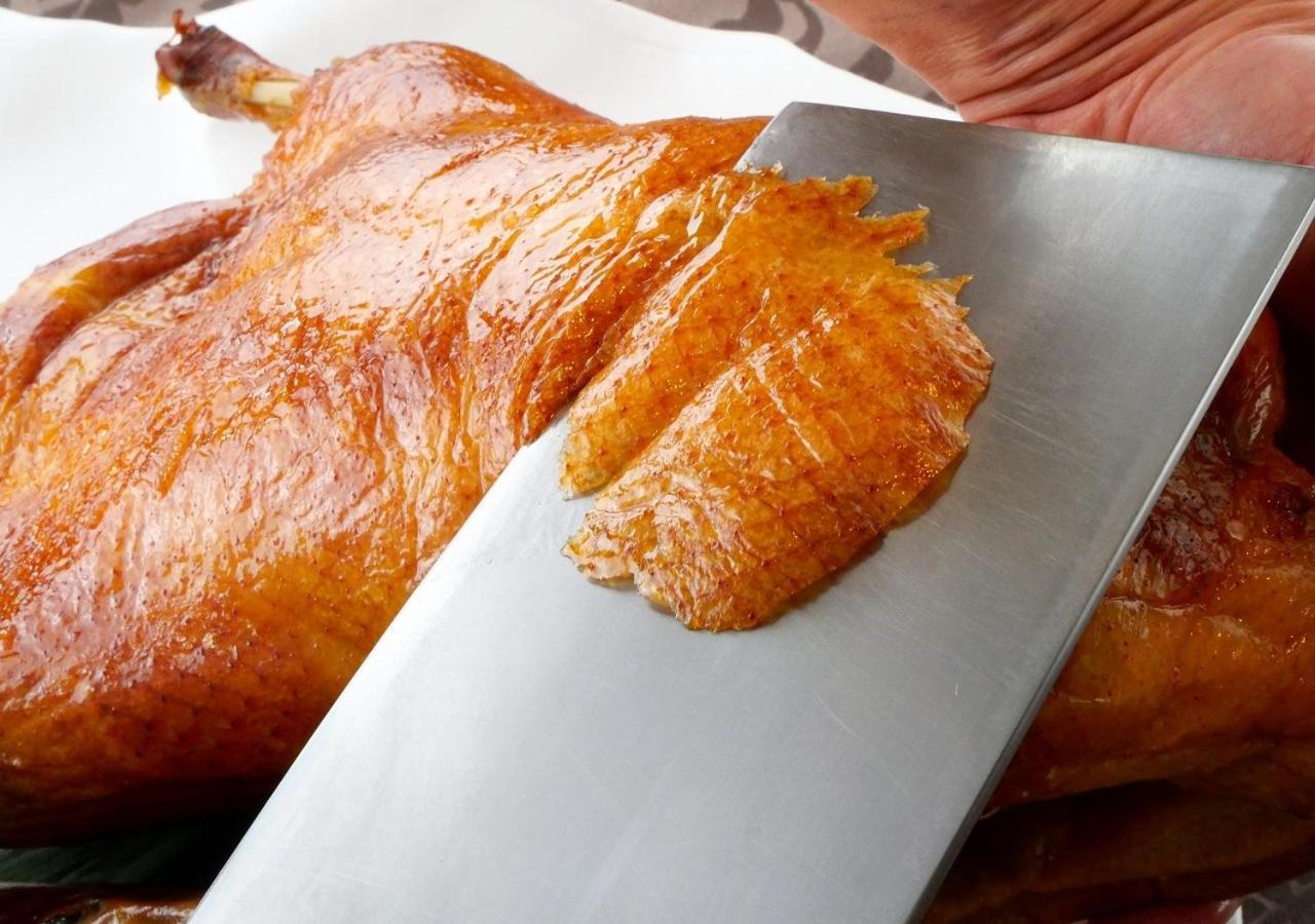 فندق إميسيا سابورو المظهر الخارجي الصورة Slicing a roast duck
